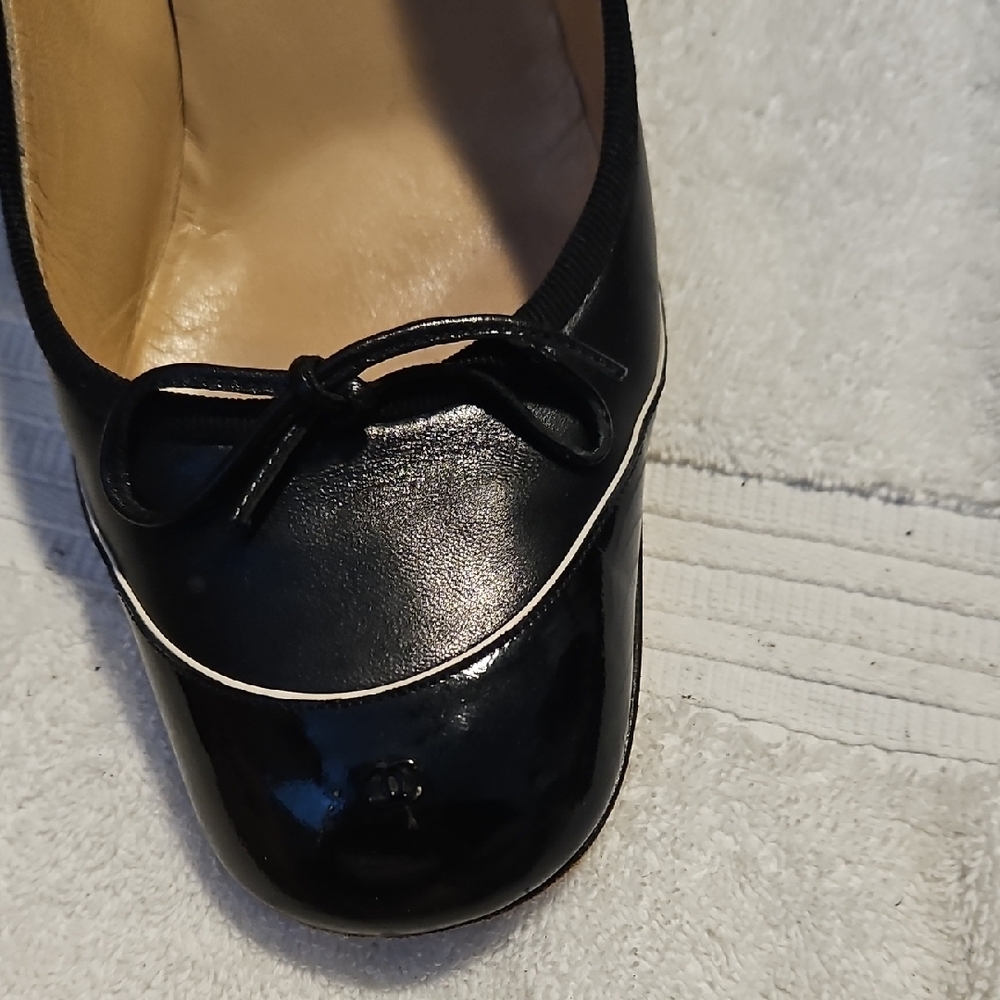 CHANEL Black Leather Ballet Flats with Contrast Trim and Bow - Picture 10 of 13